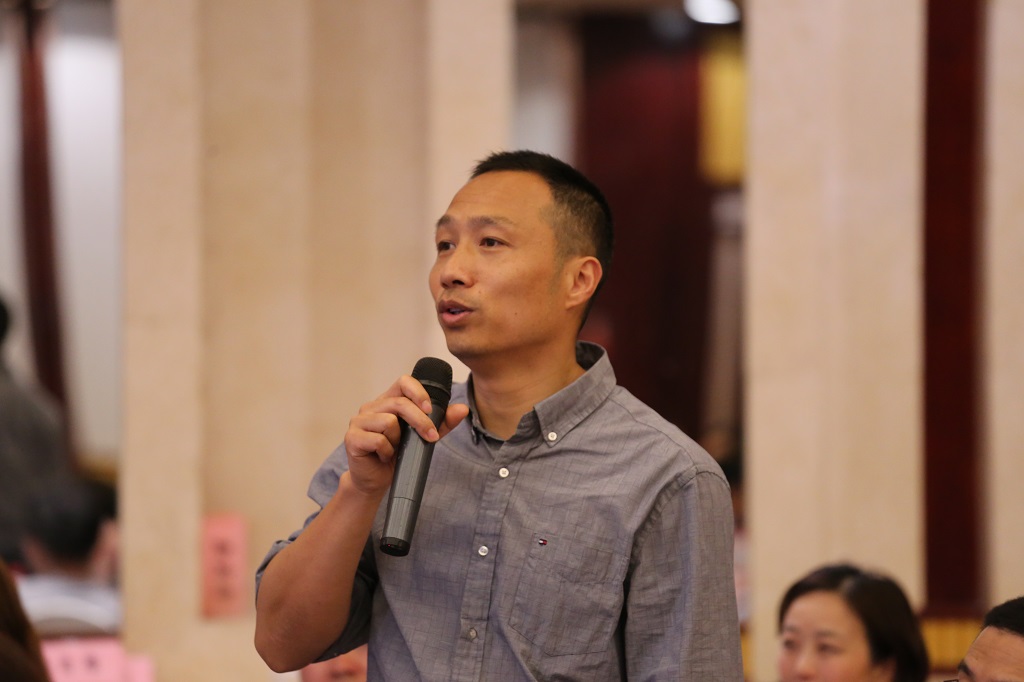 委员们正在推荐介绍新委员候选人。